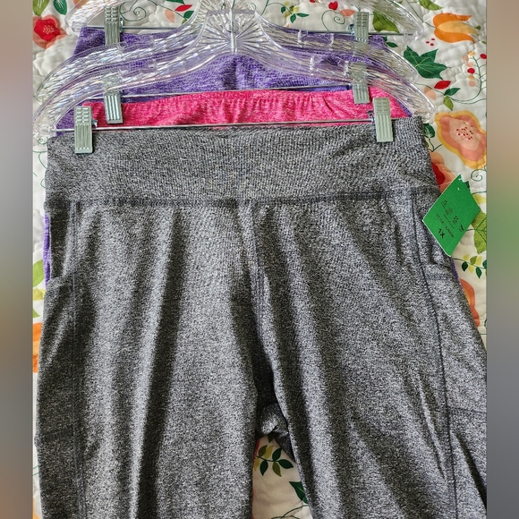 Three-fer! 3 pairs capri-length leggings size XL & 1X - Picture 3 of 5
